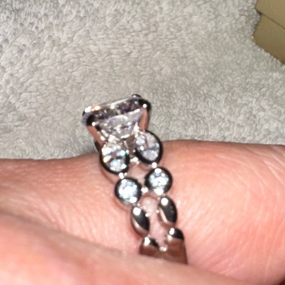 Contemporary round Lab diamond 3.5 karats Ring set in sterling silver si… - Picture 6 of 7